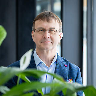 Tallinna Tehnikaülikooli professor, E-meditsiini keskuse juht ja Ida-Tallinna Keskhaigla radioloog