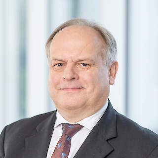 Tallinna Tehnikaülikooli e-meditsiini keskuses tervishoiu spetsialist ning Rahandusministeeriumi riigieelarve osakonna finantstalituse juhataja