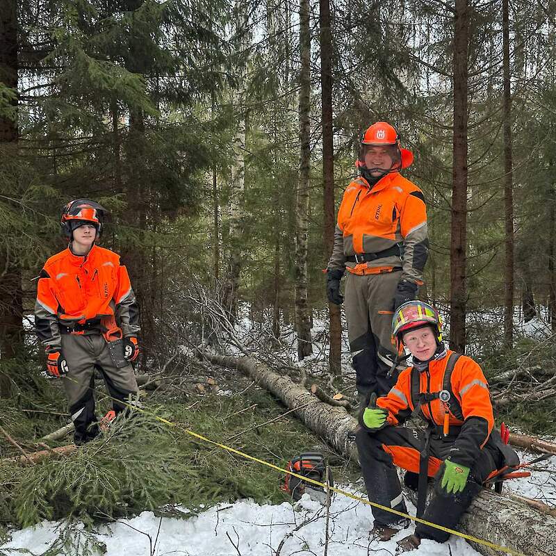 Metsikult vinged erialad noorele õppijale  ✅ Maksame kinni Sinu kooli- ja kojusõidud – et saaksid murevabalt keskenduda õppimisele. ✅ Pakume kaks korda päevas tasuta imemaitsvat ja suurt kõhutäit – et energiat ei jääks puudu. ✅ Tasuta juhiload – et saaksid vabalt kulgeda unistuste karjäärini. ✅ Elukindlustus, puugivaktsiin ja kopsakad rahalised stipendiumid – sinu turvalisus ja toetus on meie prioriteet! PÕHIKOOLILÕPETAJALE kutsekeskharidusõpe 	Metsur, Harvesterioperaator, Forvarderioperaator GÜMNAASIUMILÕPETAJALE kutseõpe 	Taksaator, Harvesterioperaator, Forvarderioperaator KUTSEVALIKUÕPE 	17-25 aastasele noorele, kes ei õpi ega käi tööl. Täpsemalt loe SIIT.