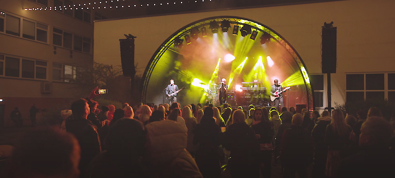 Hoovipidu 2022 02.09.2022 toimus Tallinna Majanduskooli hoovis juba 6. korda legendaarne Hoovipidu, mis tõi taaskord kokku õppijad, vilistlased, õpetajad ja töötajad. Õhtut vedas Andres Torm ning peomeeleolu lõi DJ Heiki Pärn. Imelise muusikaelamuse eest hoolitsesid Stefan koos bändiga ning ansambel Traffic.  Vaata 2022 aastal toimunud Hoovipeo meeleolukat järelfilmi.