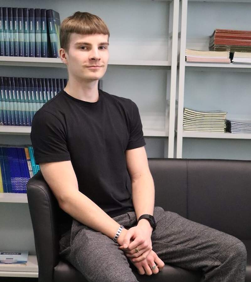 Mina olen Karl-Richard Ojala, ma õpin Kohtla-Järve Täiskasvanute Gümnaasiumis. Siin koolis on õpetajad, kes oskavad kohandada oma lähenemist vastavalt õpilaste erinevatele vajadustele, õpetamisolukordadele ja ettearvamatutele muutustele. Mulle meeldib siin koolis, kuna siin on võimalik töö kõrvalt õppimas käija. Siinsed õpetajad on abivalmis ja koostööhimulised.