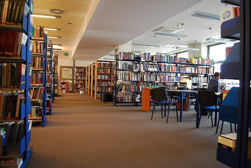 От бакалавра до кандидата наук Университет Нижней Силезии, как один из немногих частных вузов в Польше, имеет полную академическую квалификацию. На факультете педагогических наук в 2005 году было предоставлено право предоставить степень кандидата гуманитарных наук в области педагогики и право предоставить степень доктора наук с 2009 года. Аспирантура ведется на польском, английском и чешском языках. В 2010 году право присвоения степени кандидата гуманитарных наук в области науки о познании и социальное общение получил факультет общественных наук и журналистики. В общем диплом кандидата и доктора наук выдан DSW получили почти 80 человек. Наука, исследования … Университет уже реализовал более 60 научно-исследовательских проектов и разработок, в том числе 14 международных за счет Национального научного центра, Национального центра исследований и разработок, Министерства науки и высшего образования и др., на общую сумму дофинансирования почти 25000000 злотых. Он также реализует другие проекты по следующим программам: «Горизонт 2020», «Эразмус +», «Международное стратегическое партнерство», «Оперативная программа «Человеческий капитал» или «Развитие образования образовательных программ».