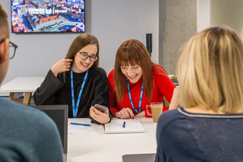 Обучение в Университете Ковентри Вроцлав Coventry University Wrocław предлагает полный рабочий дневной режим обучения, что делает обучение доступным для широкого круга людей. Стационарное обучение состоят из четырех академических блоков, причем каждый блок длится шесть недель. В практике вы будете изучать только один модуль за раз, что означает, что вы можете полностью погрузиться в тематический объём предмета. Расписание занятий структурированы с понедельника по пятницу с 9:00 до 13:00. Это дает вам возможность согласовать ваши личные обязанности не связанные с учебой. Обучение на стационаре можно начать в сентябре, ноябре, январе, феврале/марте, апреле или июне. Наш стиль обучения и многократные наборы в сочетании с отсутствием выпускных экзаменов делают наш университет приспособленным к потребностям современных студентов. Дополнительную информацию о длительности актуальных курсов вы найдете на сайте www.coventry.ac.uk/wroclaw/study