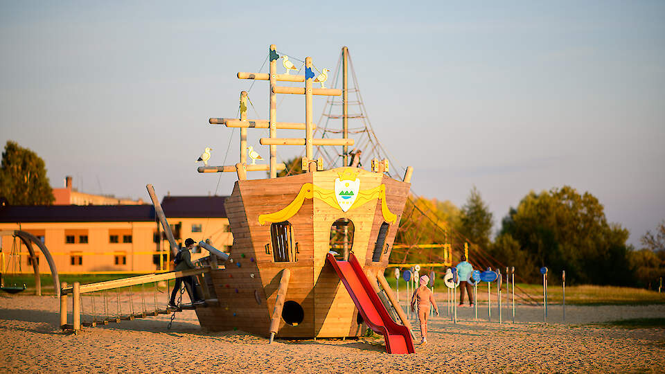 Детская площадка на набережной пляжа Тамула